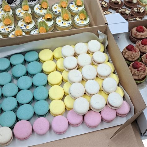 Farebné makrónky poukladané okolo torty