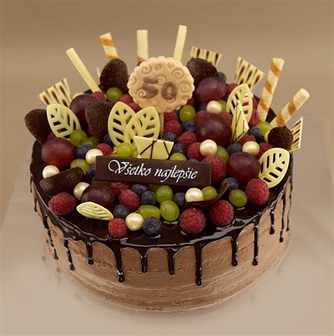 Dvojposchodová torta s ovocím a čokoládovými tyčinkami