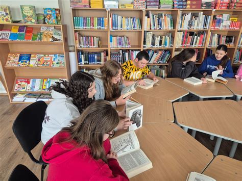 Ilustračná fotografia detí v školskej knižnici