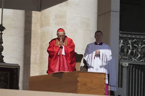 Ilustračná fotografia pápeža Františka v interiéri väznice, ako sa rozpráva s väzňami.