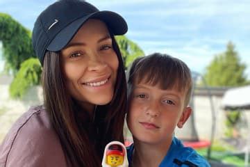 Fotografia Dominiky Mirgovej s tetovaním iniciálok manžela