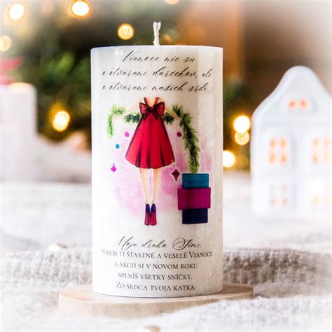 fotografia darčekovej sady: ručne odlievaná sviečka, med a personalizovaná kartička s venovaním