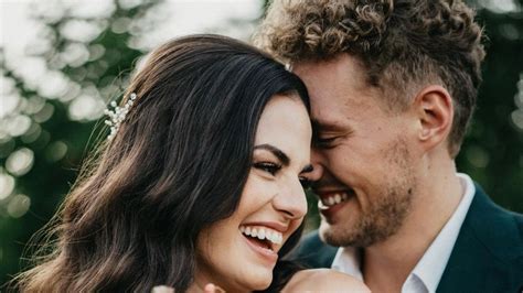 Fotografia šťastného svadobného páru pred kaštieľom