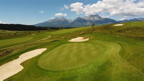 Letecký záber na golfové ihrisko Royal Valley s dominantným výhľadom na Vysoké Tatry