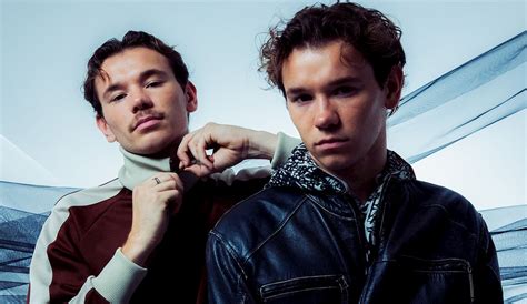 Fotografia dua Marcus & Martinus počas energického koncertu.