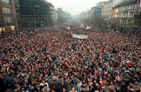 Fotografia z Nežnej revolúcie na Námestí SNP v Bratislave v roku 1989