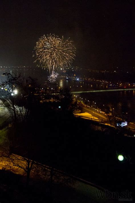 Tematické foto oslav Nového roka, ohňostroj nad mestom