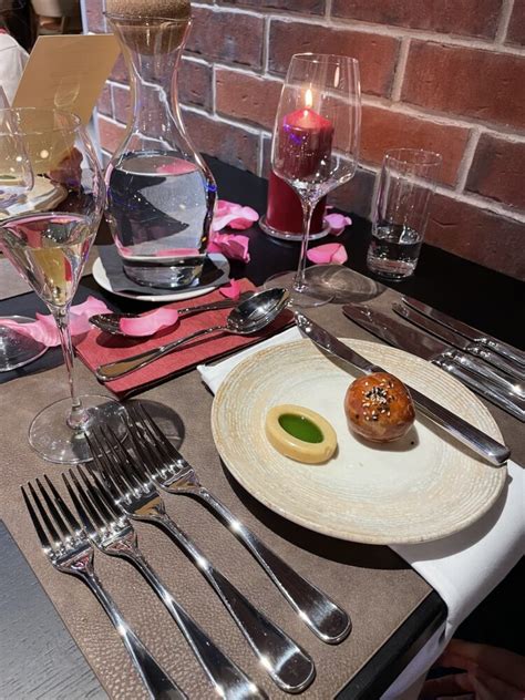 Elegantne prestreté stoly v reštaurácii pripravenej na oslavu