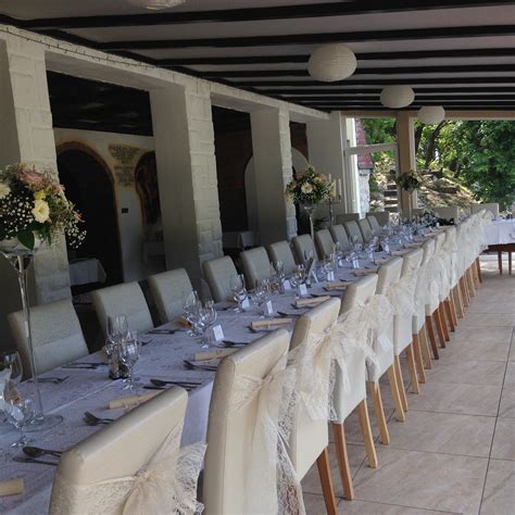 Interiér útulného penziónu s výzdobou pre svadobnú hostinu