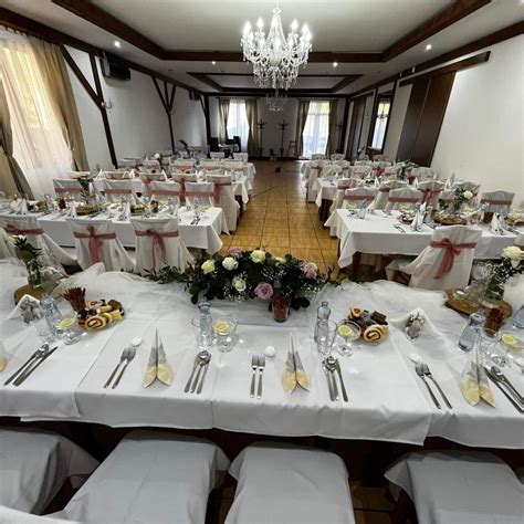 Svadobná sála v hoteli s elegantným stolovaním a výhľadom na hory