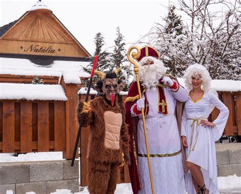 Fotografia: Mikuláš, anjel a čert v tradičných kostýmoch