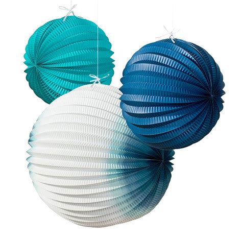 svadobné papierové lampióny zavesené nad vonkajším priestorom