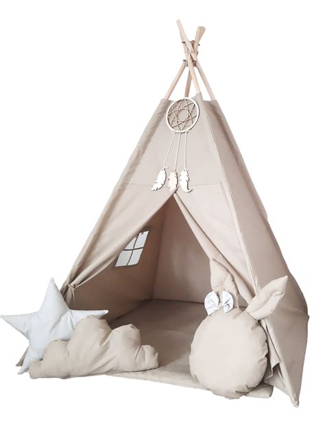 boho svadobná dekorácia s ratanovými prvkami a lapačom snov