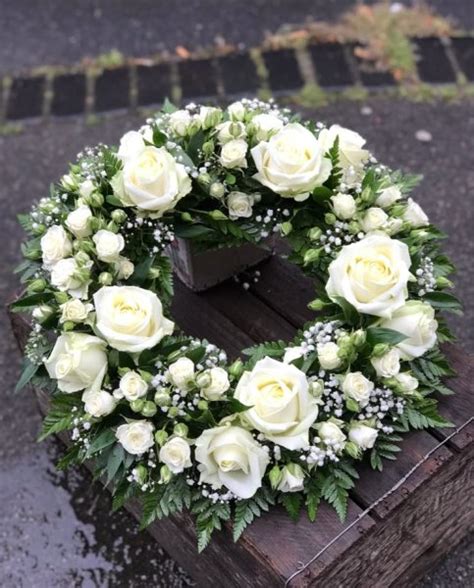 stôl s dekoráciami v mint farbe a bielych odtieňoch