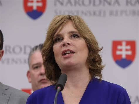 Ilustračná fotografia dieťaťa, ktoré podáva ruku staršej osobe.