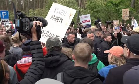 Tematické foto robotníkov protestujúcich pred továrňou