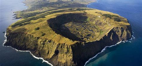 Dronový záber na lom Rano Raraku, kde sa vyrábali sochy moai