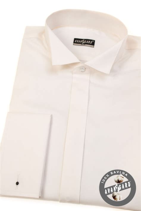 Detail bielej košele s dvojitými manžetami, pripravenej na doplnenie manžetovými gombíkmi.