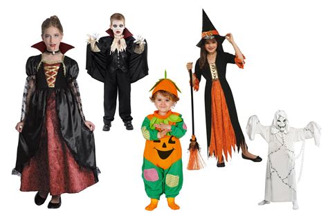 Detské halloweenske kostýmy a vyrezávané tekvice ako symboly komerčného Halloweenu