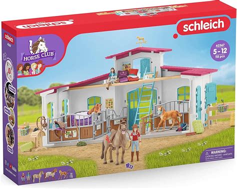 obrázok znázorňujúci obsah adventného kalendára Schleich Horse Club, s figúrkami koní, žriebät a rôznym príslušenstvom