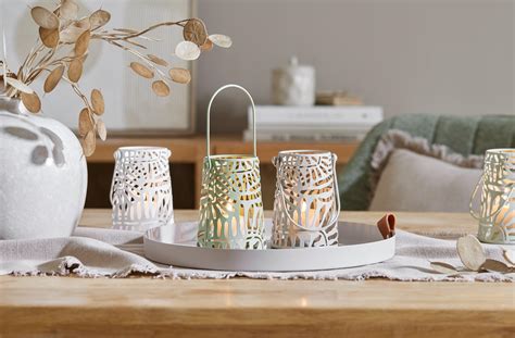 LED sviečky v elegantných svietnikoch na vianočnom stole