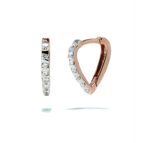 Krásne naaranžované diamantové náušnice v darčekovej krabičke