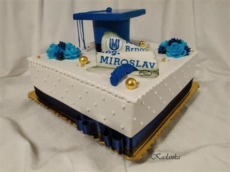 Inšpiratívna promočná torta zdobená symbolmi (čiapka, diplom, knihy)