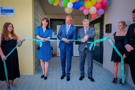Kolekcia fotografií z rôznych slávnostných príležitostí (otvorenie školy, obecná oslava, rodinné jubileum)