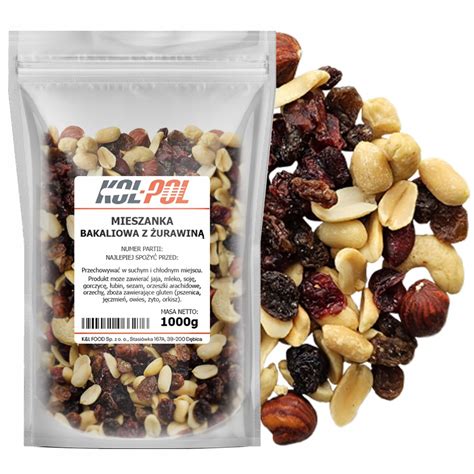 Ukážka taniera plného sušeného a čerstvého ovocia s orechmi