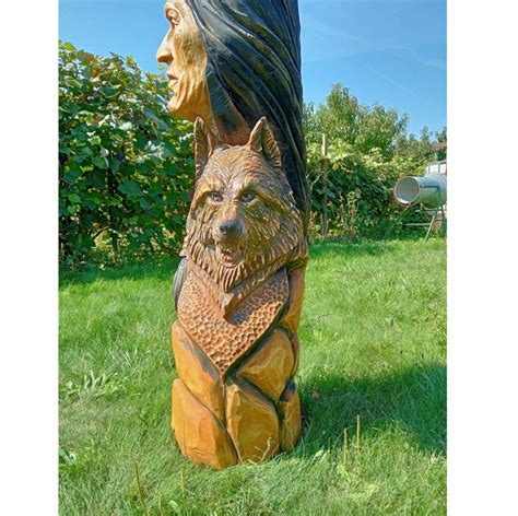 Ilustrácia procesu ručného dokončovania drevenej sochy