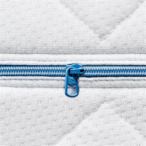 Obrázok znázorňujúci poťah matraca zavesený na sušiaku