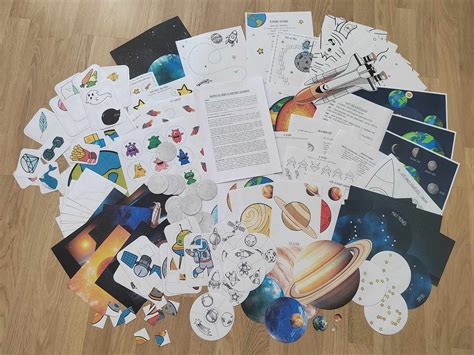 Tematická koláž detských pozvánok (vesmír, piráti, princezné, superhrdinovia)