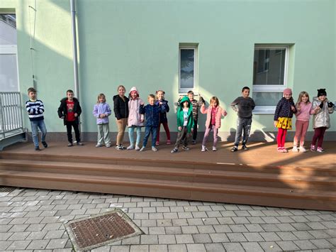 Záber na žiakov s vysvedčeniami na školskom dvore v posledný deň školského roka