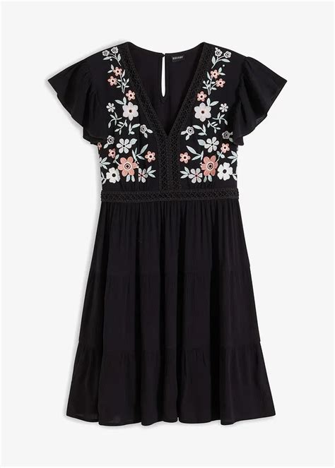 Ilustrácia tradičnej svadobnej party s výšivkou a korálkami