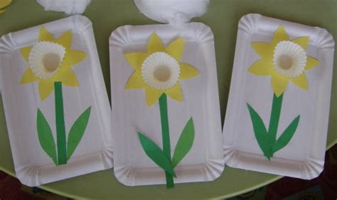 deti vyrábajúce papierové kvety a pohľadnice s pomocou dospelých