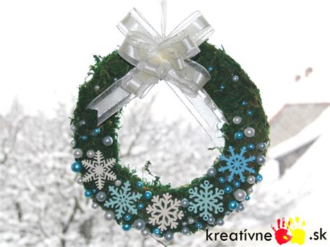 Ukážka vianočného venca s drevenými vločkami a sklenenými perlami.
