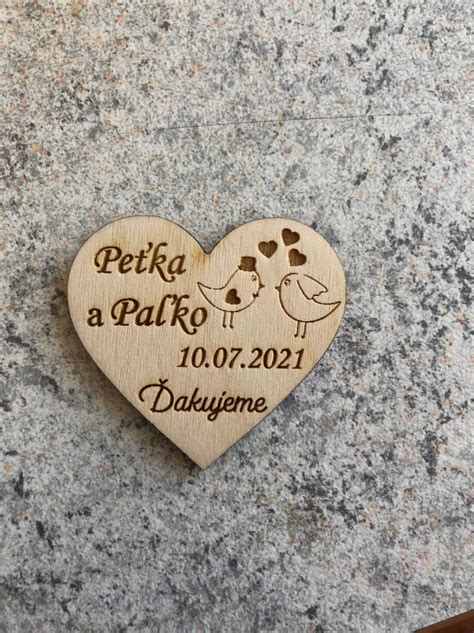 Ukážka rôznych dizajnov svadobných magnetiek s personalizovanými údajmi