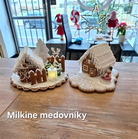 Fotografia zdobených medovníkových dielov pred montážou