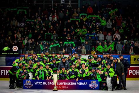 Fotka pódia s víťazmi Slovenského pohára v motokrose