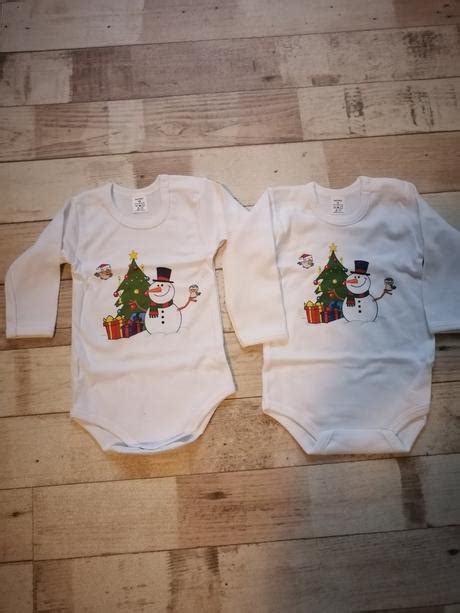 Detailný záber na dojčenské body s vianočným motívom snehuliaka