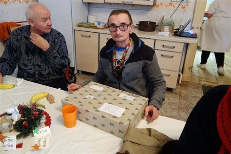 Darčeky pre seniorov z projektu Vianočný zázrak