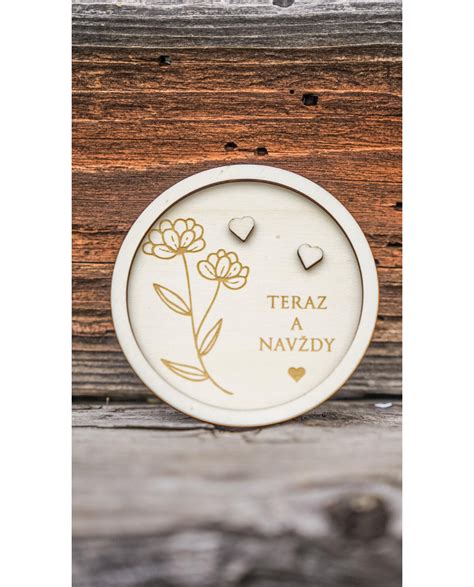 Svadobný drevený kríž s gravírovaním a podnos na obrúčky