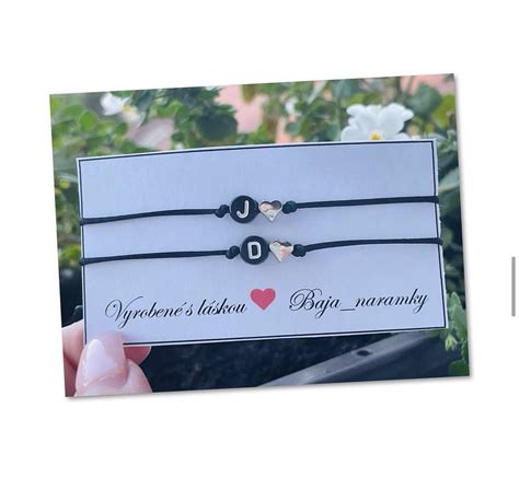 Rodič s dieťaťom vyrábajúci náramky s písmenkami