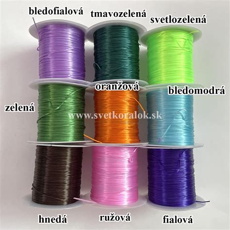 Rôzne korálky vrátane písmenkových a elastická niť