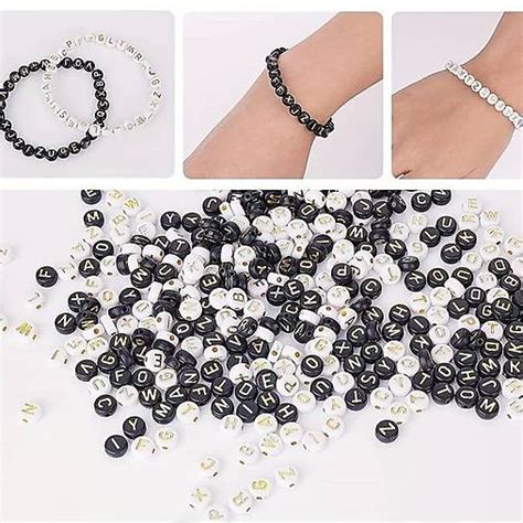 Detail navliekania korálok s písmenkami na elastickú niť