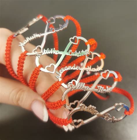 Rôzne typy detských náramkov s menami a symbolmi