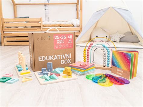Inšpiratívna koláž hračiek vhodných pre deti od 2 rokov, zahŕňajúca drevené kocky, personalizovanú knihu a kreatívne potreby.