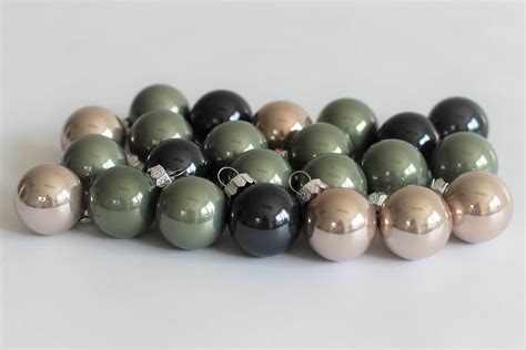 farebné vianočné gule rôznych veľkostí a povrchových úprav
