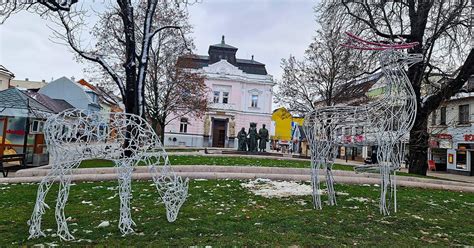 Thematické foto vianočnej výzdoby Popradu s dominantami mesta v pozadí