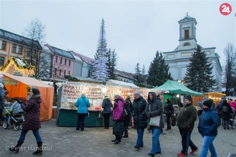 Foto tradičného vianočného jarmoku v Poprade s davom ľudí a stánkami